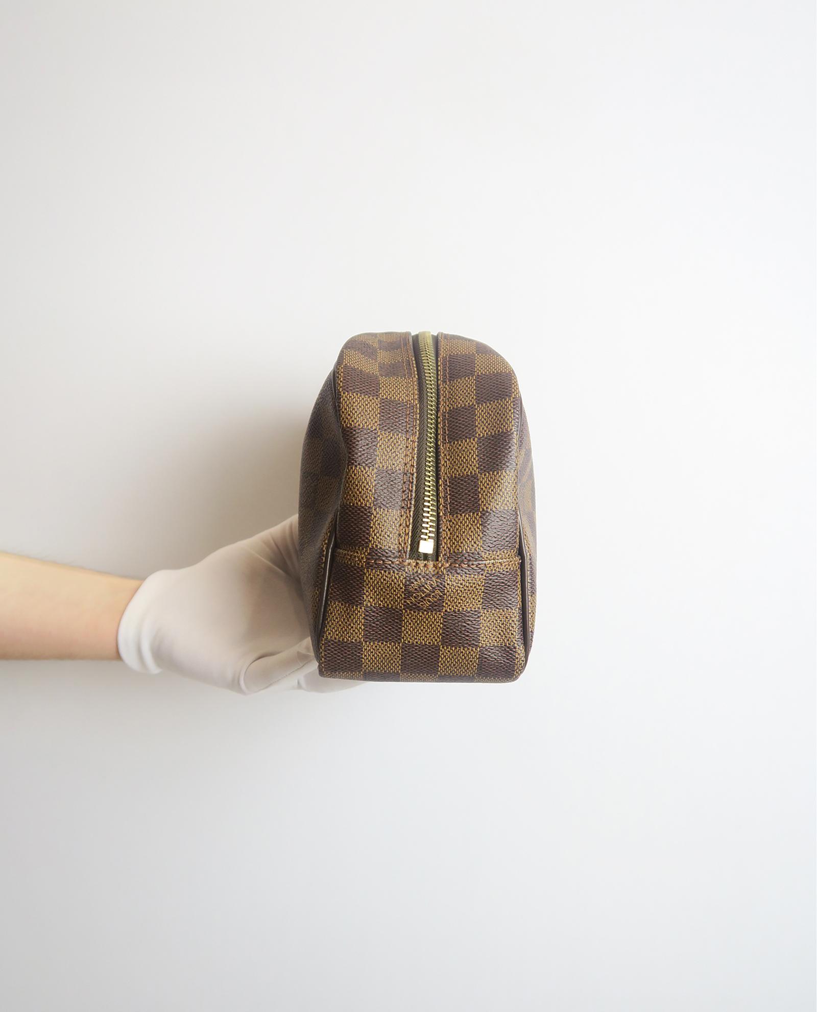 Louis Vuitton Toiletry Bag 25 review! Wear & Tear/What fits inside