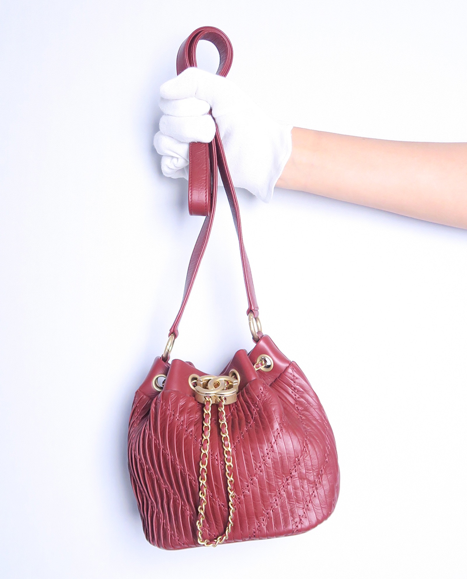CHANEL Coco Pleated Drawstring Bag Burgundy 2018 Handbag Amazing Runaw –  Afashionistastore