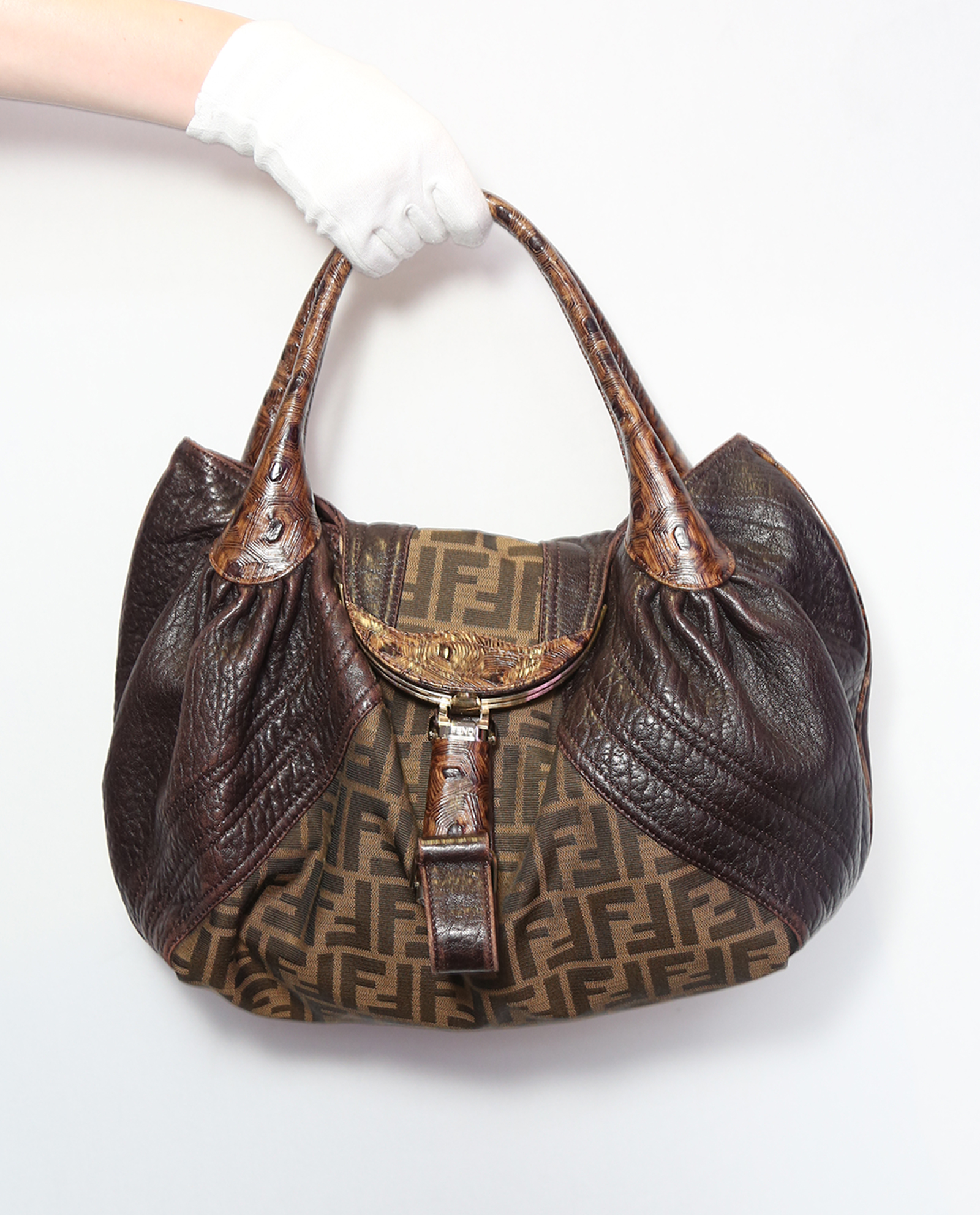 FENDI Spy Bag, - Vintage Mode und Accessoires 2020/12/07 - Realized price:  EUR 1,000 - Dorotheum