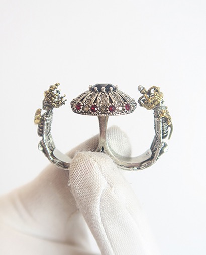 Alexander McQueen Double Skull Ring, front view